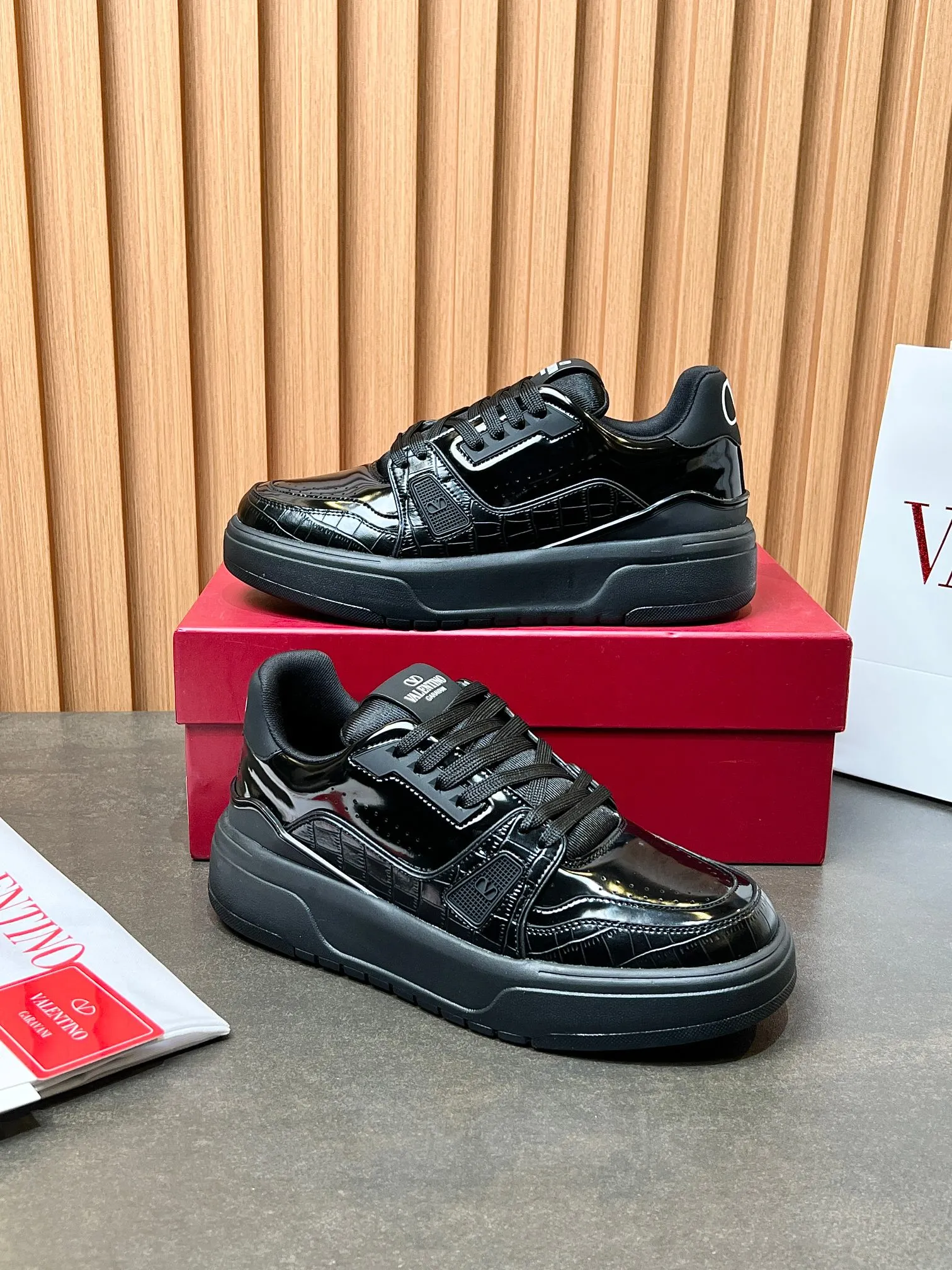 👟👟Ex-factory price 680👟👟 𝑽𝒂𝒍𝒆𝒏𝒕𝒊𝒏𝒐Valentino 𝑶𝒏𝒆𝑺𝒕𝒖𝒅 Couple's sneaker series Valentino 2025 latest couple's sneakers same style for celebrities Hot sale. The original ZP was purchased and dismantled. Repeated printing and modification. Trying to restore the original version 1:1! Top luxury masterpiece, soft and comfortable, combining fashion and leisure, bringing excellent and elegant texture and excellent on-foot comfort. Top purchasing version upper: imported calfskin surface/original oil edge craftsmanship. Lining: water-dyed cowhide lining. Outsole: original development 𝐓𝐏𝐔 two-color combination outsole. Packaging: original configuration complete package. Code number: 34-44
